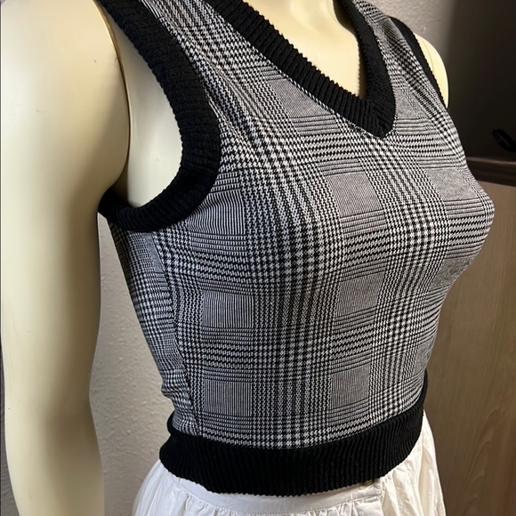 Stylish Black and Gray Plaid Tank Top with V-Neckline - Picture 2 of 4